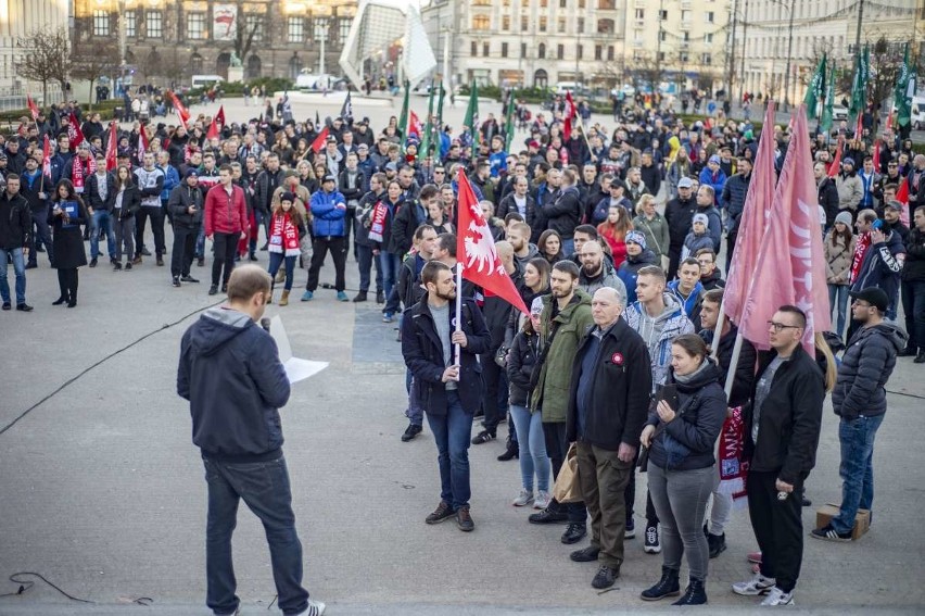 Kilkaset osób wzięło udział w Marszu Zwycięstwa, który w...