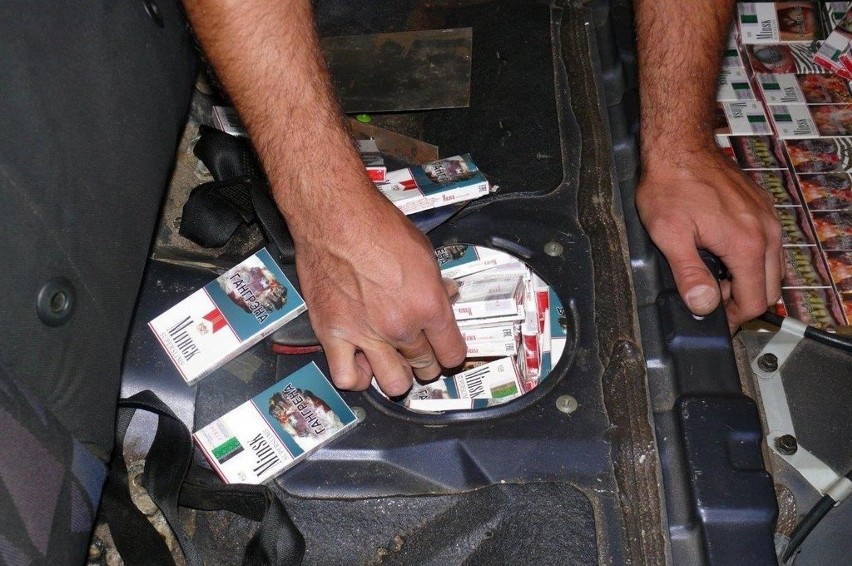 Kuźnica: Przemytnicy próbowali przewieźć nielegalne papierosy w samochodach. Wpadli na granicy [ZDJĘCIA]