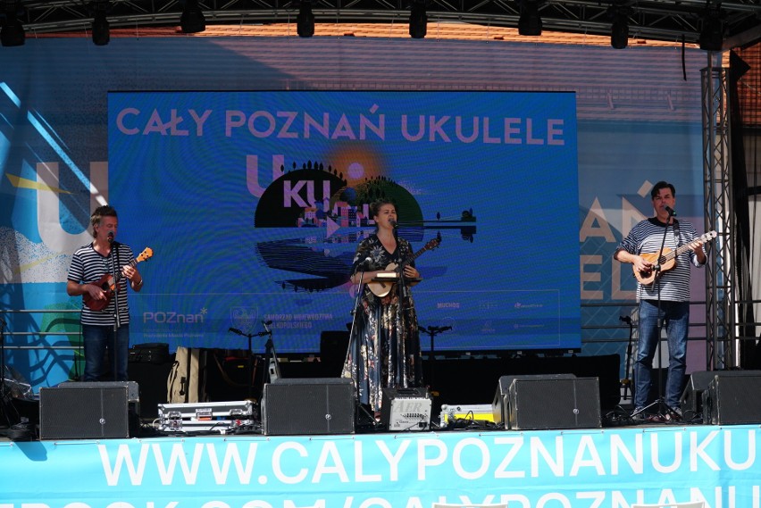 Trwa festiwal „Cały Poznań Ukulele”. Na Starym Rynku z wieży...