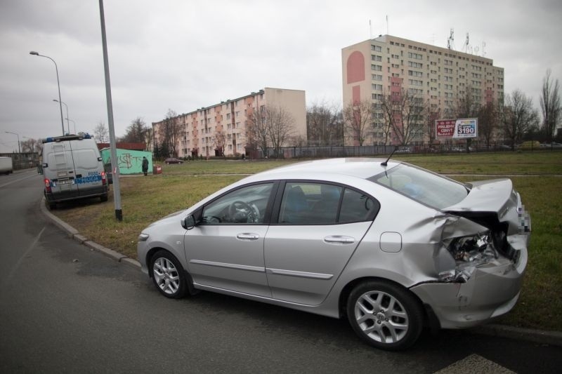 Wypadek na Gojawiczyńskiej. Honda uderzyła w tramwaj [zdjęcia]