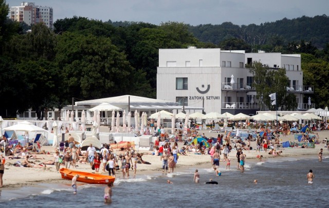 Plaża, którą dzierżawi Zatoka Sztuki, liczy 4,3 tys. metrów kw. powierzchni
