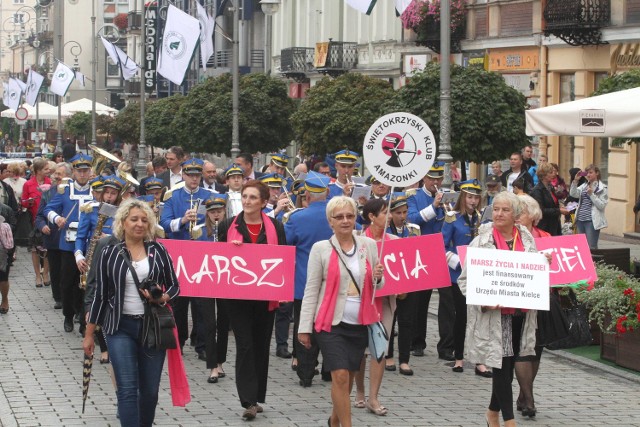 Amazonkom do marszu przygrywała  orkiestra dęta z Nowin z prowadzącym Rafałem Janaszkiem.