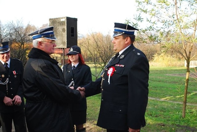 Grzegorz Ślęzak naczelnik OSP Skopanie, (od prawej) odbiera gratulacje od Franciszka Augustyna wiceprezesa Zarządu Oddziału Wojewódzkiego w Rzeszowie Związku OSP RP.