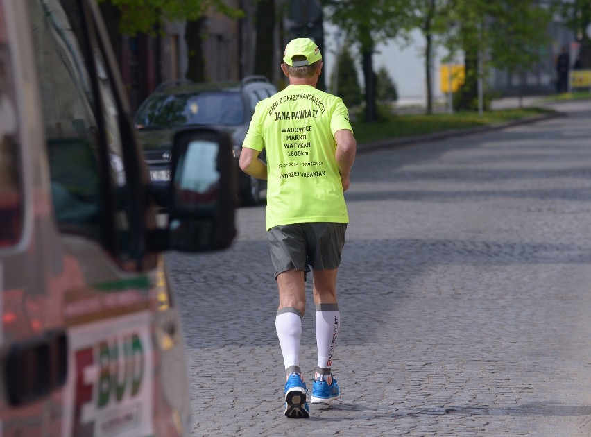 Andrzej Urbaniak już biegnie do Watykanu