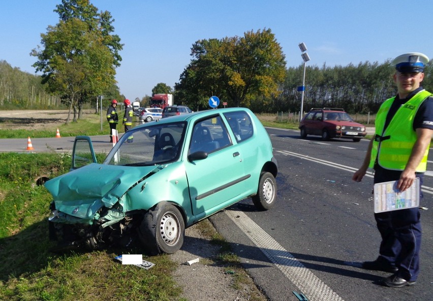 Wypadek w Ługach na drodze krajowej numer 12. Zderzyły się dwa samochody 