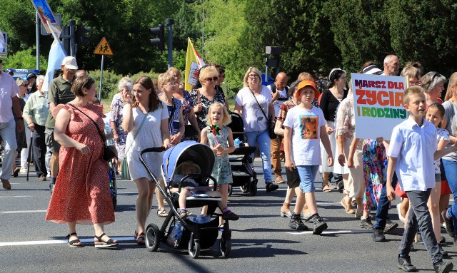 W niedzielę, 11 czerwca o g. 15 wyruszył "Marsz dla życia i rodziny" z Bazyliki kolegiackiej w Grudziądzu
