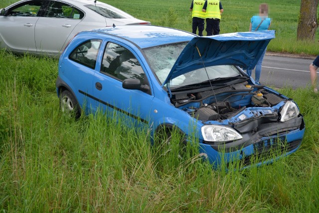 Wczoraj (21 maja) o godz. 12.30 na DW 241 na trasie Sępólno – Więcbork w miejscowości Zboże zderzyły się samochody osobowe marki Opel Corsa i Volkswagen Polo. W wypadku uczestniczyło 5 osób, w tym 2-letnie dziecko. -  Poszkodowani zostali kierowcy – dwie kobiety w wieku 20 i 43 lat. Z niewielkimi obrażeniami trafiły do szpitala – informuje zastępca dowódcy Jednostki Ratowniczo-Gaśniczej, kpt. Krzysztof Brzozowski z PSP w Sępólnie Krajeńskim. W wyniku zderzenie samochodów uszkodzona została również cysterna, o którą zahaczyło jedno z aut. Doszło do wycieku paliwa ze zbiornika.