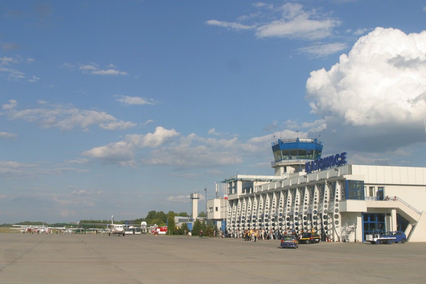 Rok 2003. Lotnisko w Pyrzowicach...