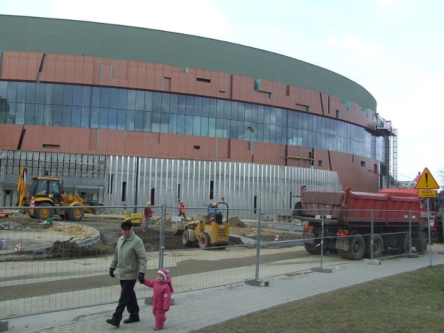 Budowa wielkiej galerii handlowej Cuprum Arena dobiega końca. Przy inwestycji pracują też głogowskie firmy