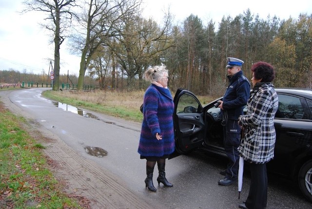 Mieszkanka Starej Wsi, pani Alfreda Baranowska, pani sołtys Józefa Domrzalska oraz policjanci z nowosolskiej komendy dyskutowali o fatalnym stanie drogi. Czy zdjęcia wykonane przez patrol i napisane przez nich sprawozdanie pomoże w likwidacji zagrożenia?