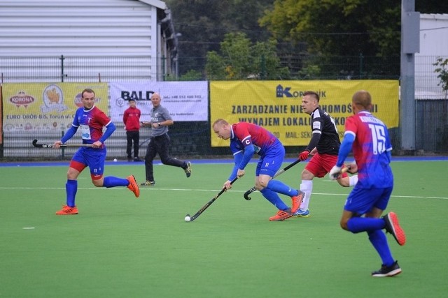 Pomorzanin Toruń pokonał 5:2 Start 1954 Gniezno w meczu 1. kolejki nowego sezonu Hokej Superligi. Jeszcze po trzech kwartach na tablicy wyników widniał rezultat 2:2. Dobra ostatnia czwarta pozwoliła jednak torunianom na zdobycie trzech kolejnych bramek.Spotkanie było debiutem Macieja Zielińskiego w roli trenera Pomorzanina. Nowy szkoleniowiec dwa lata temu skończył karierę zawodniczą i oddał opaskę kapitana Krystianowi Makowskiemu. Na początku lipca Zieliński został trenerem swojej drużyny, w której wciąż występuje bardzo wielu zawodników, z którymi w przeszłości grał jako czynny sportowiec.Sobotni mecz toczył się w trudnych warunkach. Przez całe spotkanie padał deszcz, przez który na trybunach pojawiło się zaledwie ok. 40 osób.POLUB NAS NA FACEBOOKU Nie wiesz, jak skorzystać z PLUSA? Kliknij TUTAJ;nf, a dowiesz się więcej![lista][*] Co dostanę w ramach abonamentu?;nf[*] Dlaczego mam płacić za treści w sieci?;nf[*] Najczęstsze pytania;nf[/lista]