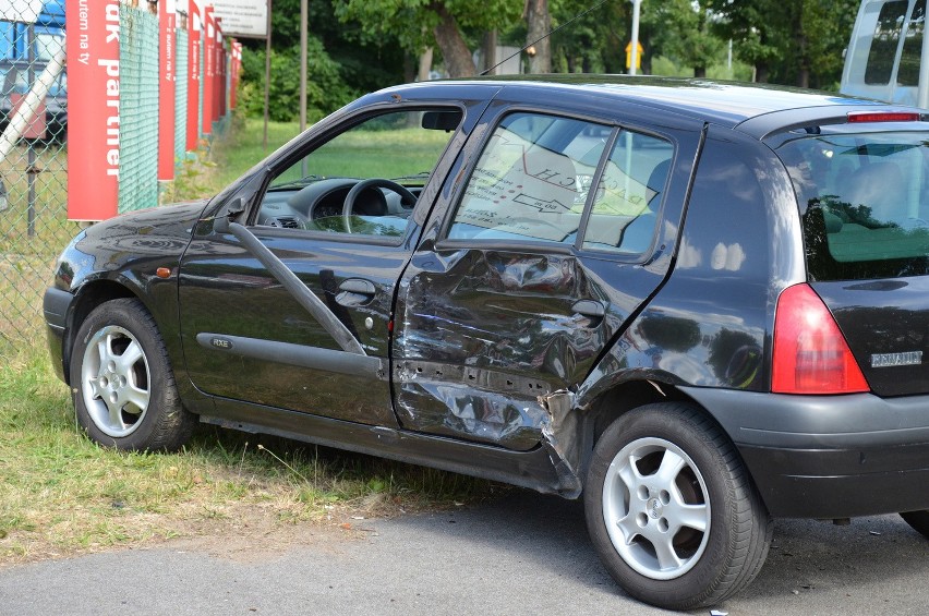 Wrocław: Wypadek na Kosmonautów. Motocyklista uderzył w auto (ZDJĘCIA)