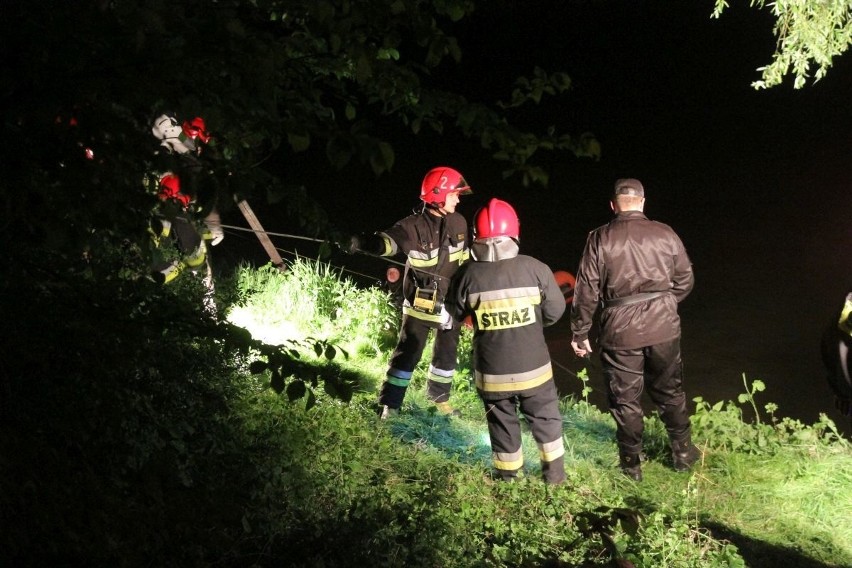 Wypadek w Ratowicach, BMW wpadło do Odry, 17.05.2015