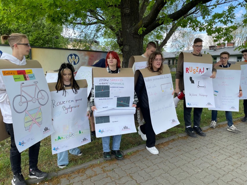 Uczniowie Technikum Budowlanego w Bydgoszczy maszerowali w...