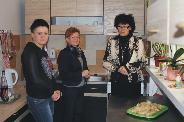 Codzienność w Seniorze to burza mózgów, co robić jutro, za tydzień. A czasami najlepiej rozmawia się w kuchni, gdzie członkinie stowarzyszenia czują się jak u siebie w domu. Nz. od lewej: Ewelina Flisak, Marta Roman i Małgorzata Jaszewska.