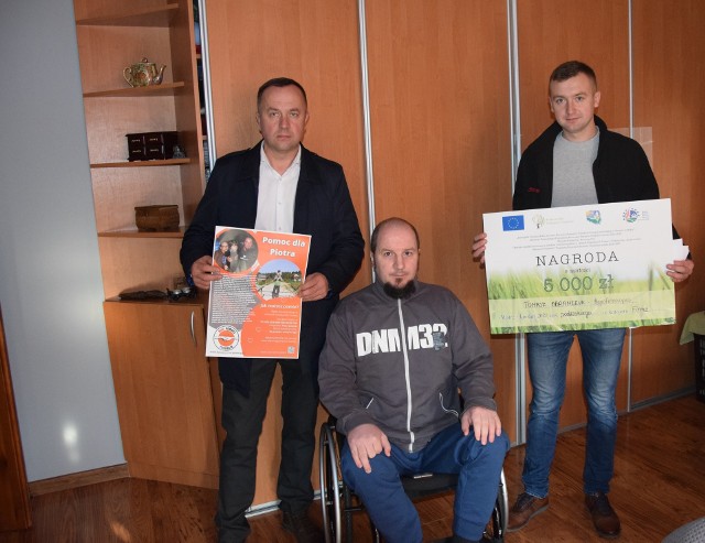 Mistrz Podlaskiej Agroligi – firma Agrofrakopol przekazała nagrodę zdobytą w konkursie Piotrowi Dobeckiemu, który w wyniku wypadku w gospodarstwie jest sparaliżowany