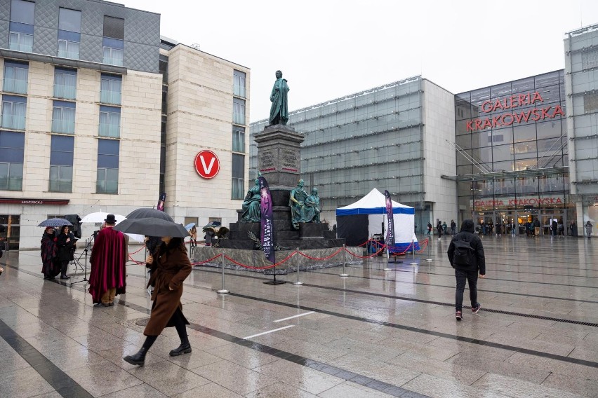 "Adaś" stanął przed Galerią Krakowską