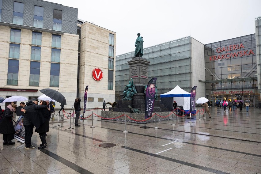 "Adaś" stanął przed Galerią Krakowską