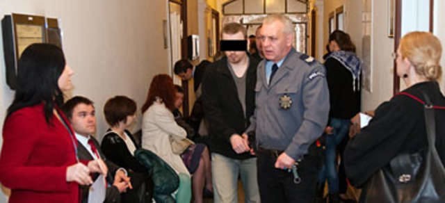 Listopad 2011 roku. W miasteczku akademickim UMK zaczyna pojawiać się strach. Studentki już wiedzą i przekazują sobie z ust do ust: dwie z nich brutalnie zgwałcono jednej nocy. "Nowości" ustaliły kto stał za tymi brutalnymi gwałtami! Ich sprawa wiąże się z inną potworną zbrodnią, do której doszło w Toruniu w 2018 roku. SZCZEGÓŁY SPRAWY NA KOLEJNYCH STRONACH>>>>tekst: Małgorzata Oberlan Ważne: Ci mordercy wciąż są na wolności. Może ich rozpoznasz?