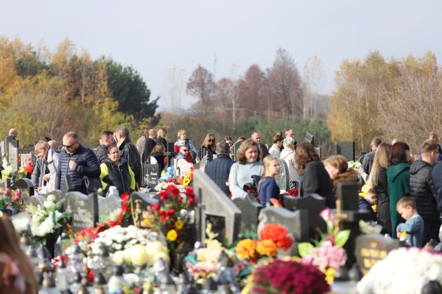 Wszystkich Świętych to okazja, by odwiedzić groby znajomych i rodziny - tej dalszej i bliższej. We wtorek, 1 listopada, wiele osób pojawiło się w tym celu na cmentarzu w Chmielniku. Nie zabrakło też tradycyjnej kwesty. Zobaczcie zdjęcia.