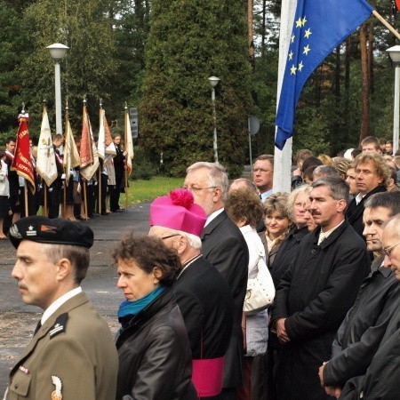 Spotkanie uczestników i młodzieży podczas patriotycznej uroczystości na terenie   żagańskiego muzeum