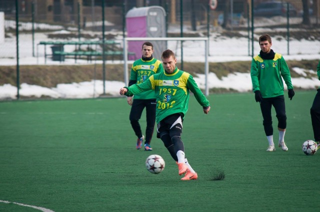 Piłkarze Siarki Tarnobrzeg, na zdjęciu: Bartosz Sulkowski (z piłką), Dariusz Frankiewicz (z lewej) i Tomasz Persona, zaczynają przygotowania do piłkarskiej wiosny.