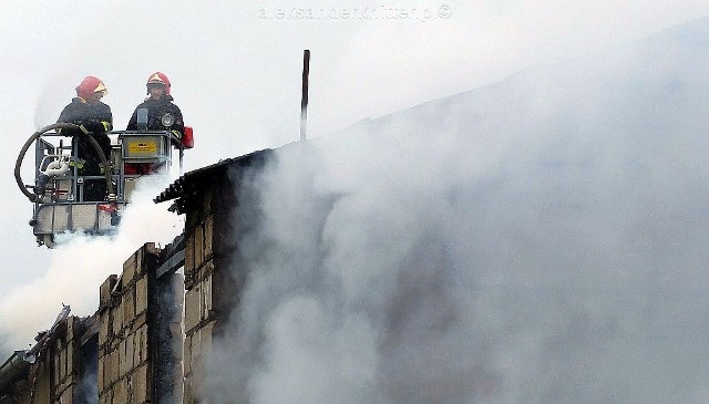 Dziś rano wybuchł pożar w domu jednorodzinnym w Pawłowie koło Chojnic. Na szczęście mieszkańcom nic się nie stało, ale straty są spore. Z ogniem i skutkami pożaru walczyło od rana kilka zastępów straży pożarnej - PSP z Chojnic oraz OSP z gminy Chojnice. Przyczyny wybuchu pożaru nie są jeszcze znane.