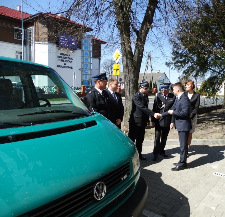 Strażacy z Kielc przekazali busa strażakom z Krasocina