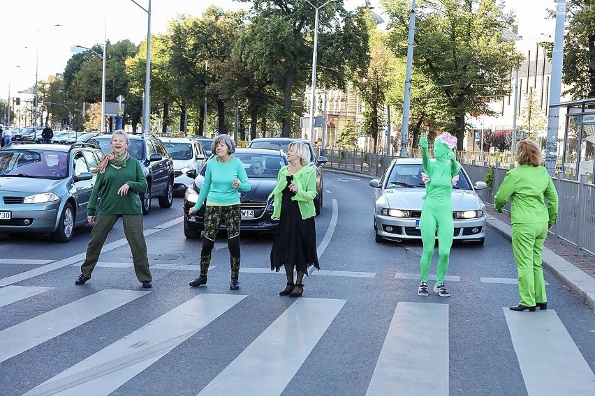 Seniorzy ubrani na zielono tańczyli na ulicach Szczecina