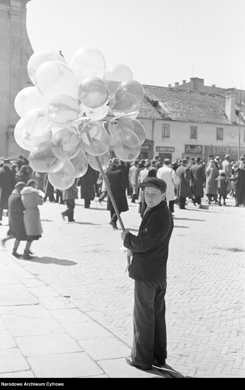 Lublin – Stare Miasto. Chłopiec sprzedaje balony przed...