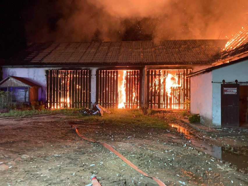 Ogromny pożar w Żukowie 6.07.2021 r.! Paliła się stodoła i poddasze obory, padło 19 sztuk bydła