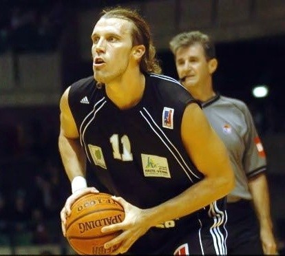 Paweł Storożyński (z piłką) ma nadzieję powalczyć z Siarką o utrzymanie się w Polskiej Lidze Koszykówki.