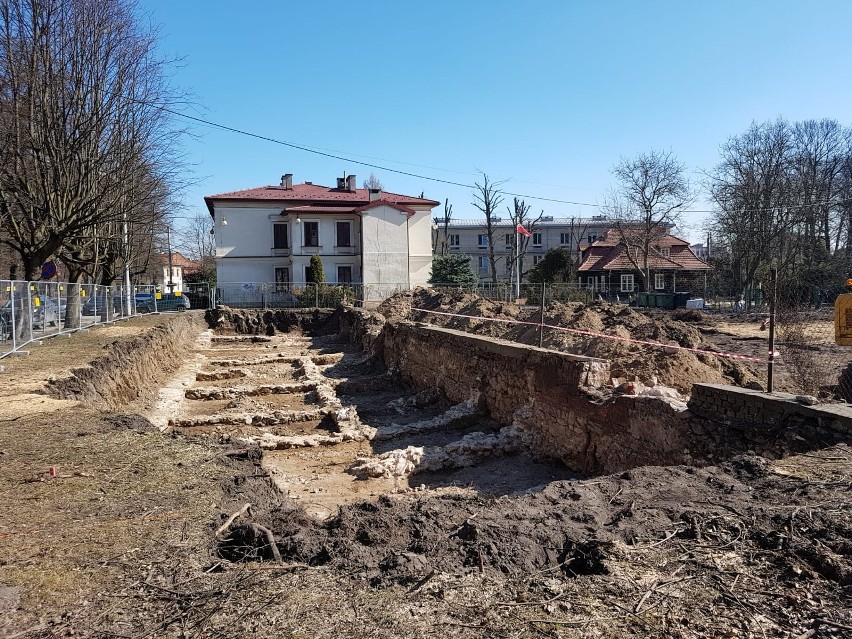 Wykopy pod budowę hali sportowej przy LO w Krzeszowicach...