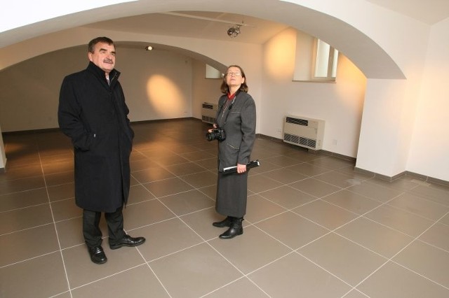 Prezydent Wojciech Lubawski dopytywał się o detale związane z wyposażeniem nowej siedziby Biura Wystaw Artystycznych.