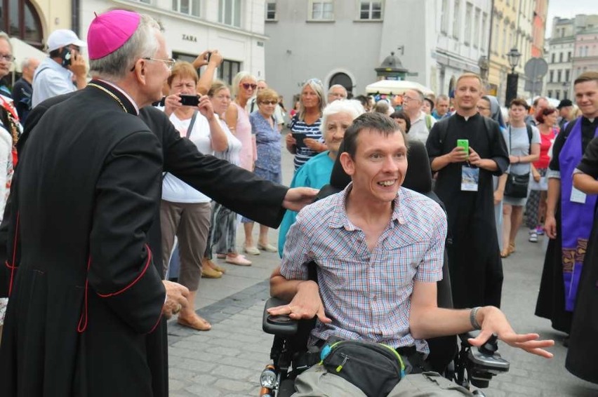 Pielgrzymi wyruszyli w drogę na Jasną Górę [ZDJĘCIA]