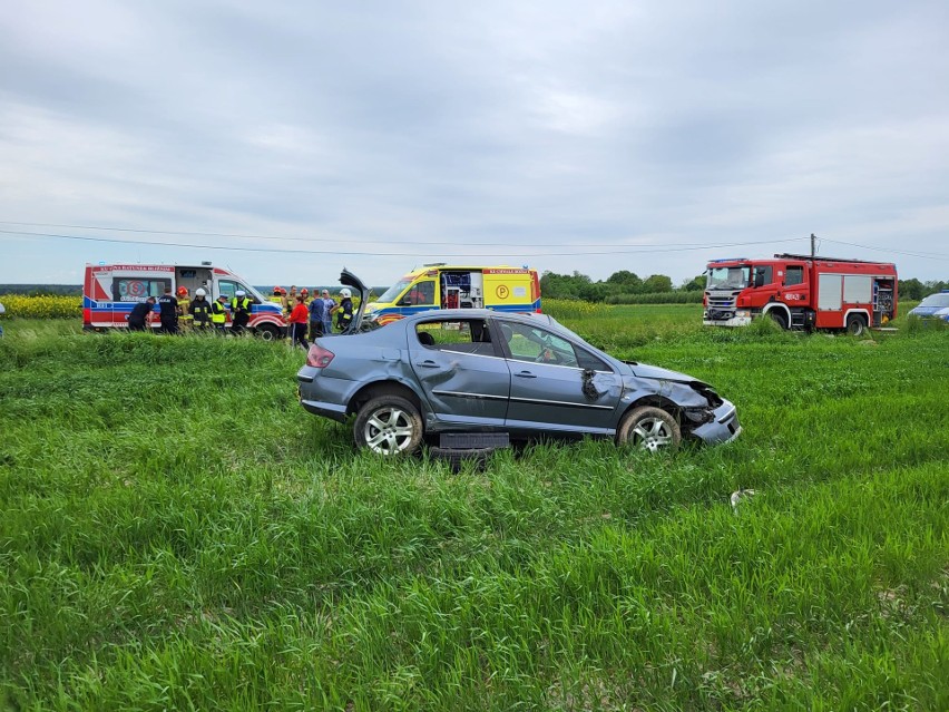 Wypadek k. Cieszanowa. 28-letnia kobieta wypadła z samochodu i została przez pojazd przygnieciona [ZDJĘCIA]