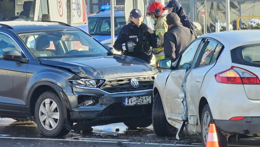 Wypadek na ruchliwym skrzyżowaniu w Kielcach. W pobliżu lądował helikopter pogotowia