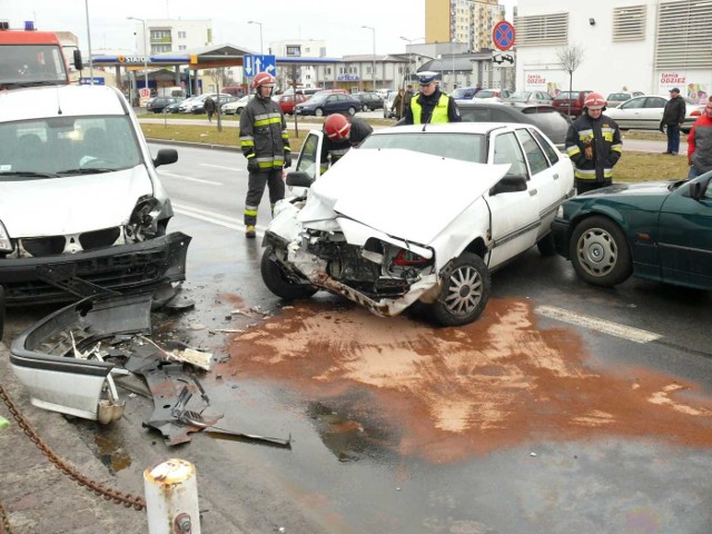 Miejsce wypadku z udziałem trzech aut.