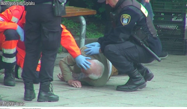 Strażnicy miejscy podczas pieszego patrolu zauważyli leżącego na przystanku autobusowym mężczyznę. Do zdarzenia doszło na ulicy Szpitalnej. Co się stało? Przejdź dalej --->
