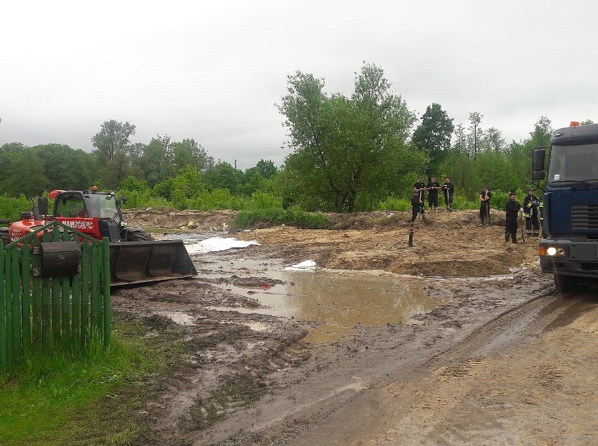 Obrona przed Łęgiem w gminie Grębów. Brakuje wału. Woda podtopiła domy 