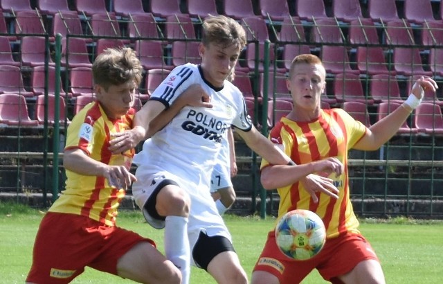 W meczu Centralnej Ligi Juniorów do 18 lat Korona Kielce przegrała na własnym stadionie z Arką Gdynia 1:2. Drużyna prowadzona przez Pawła Czaję doznała niespodziewanej porażki, bo Arka zajmuje ostatnie miejsce w tabeli i w Kielcach wywalczyła pierwsze punkty w tym sezonie.  Bramkę dla Korony zdobył Miłosz Strzeboński w 62 minucie, dla Arki  Mateusz Trela w 44 i Kacper Skóra w 86 minucie. Od 80 minuty gospodarze grali w dziesiątkę, ponieważ czerwona kartkę otrzymał Patryk Dela. Korona: Sandach - Marek, Kiełb, Dela, Świecarz -  Żyła (80 Skiba), Kralka (66. Skupień),  Strzeboński, Majewski, Walkowiak (46. Wierzchanowski) - Zwoźny (66. Dziewięcki).Szczegóły na kolejnych slajdach. (dor)