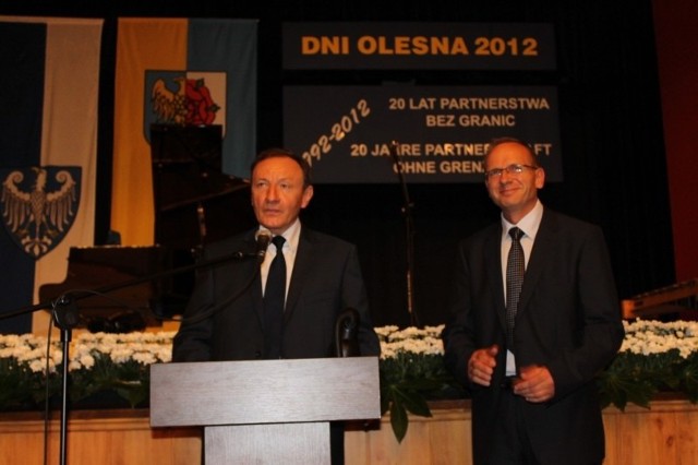 Dni Olesna 2012 trwają jak zwykle trzy dni. Dzisiaj zorganizowano uroczystą sesję rady miejskiej. Na zdjęciu burmistrz Sylwester Lewicki i przewodniczący radu miejskiej Piotr Antkowiak.