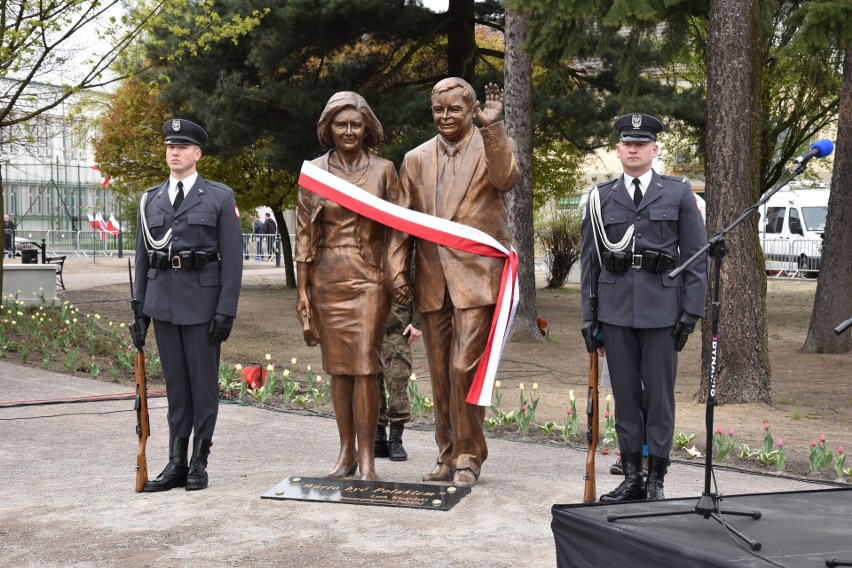 Biała Podlaska: Odsłonięto pomnik Lecha i Marii Kaczyńskich