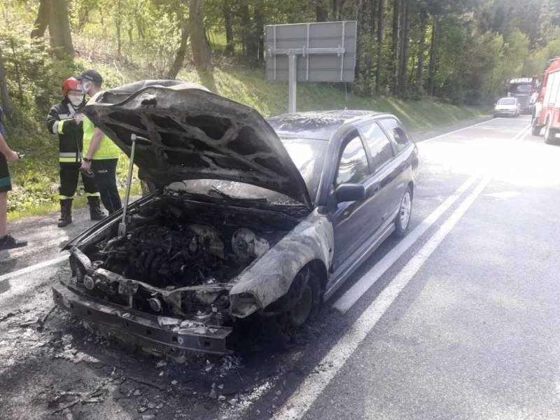 Krzyżówka. Na DK 75 paliło się volvo. Z samochodu został wrak [ZDJĘCIA]