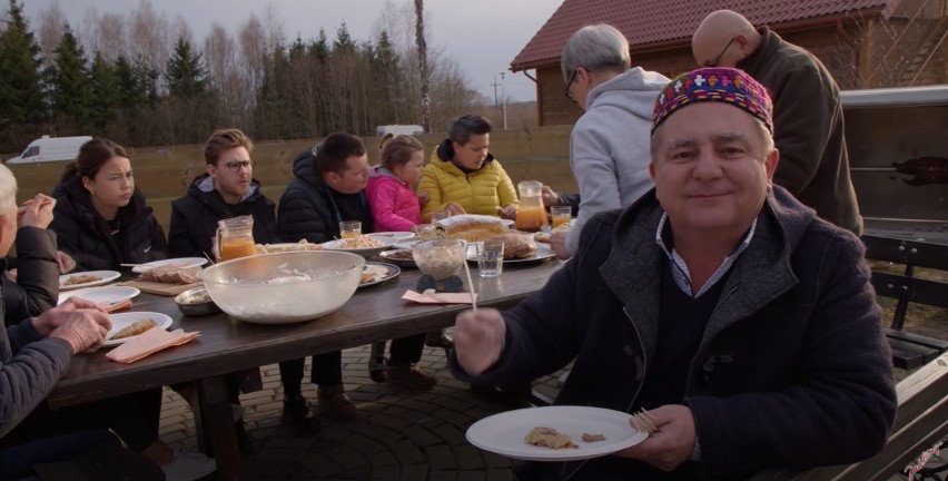 Robert Makłowicz z wizytą na Podlasiu. Gotował tatarskie...