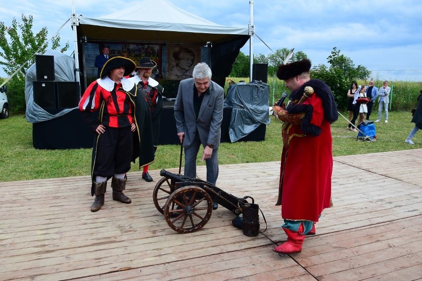 VI Piknik Rycerski w Ossolinie. Aktor Leszek Teleszyński z berłem