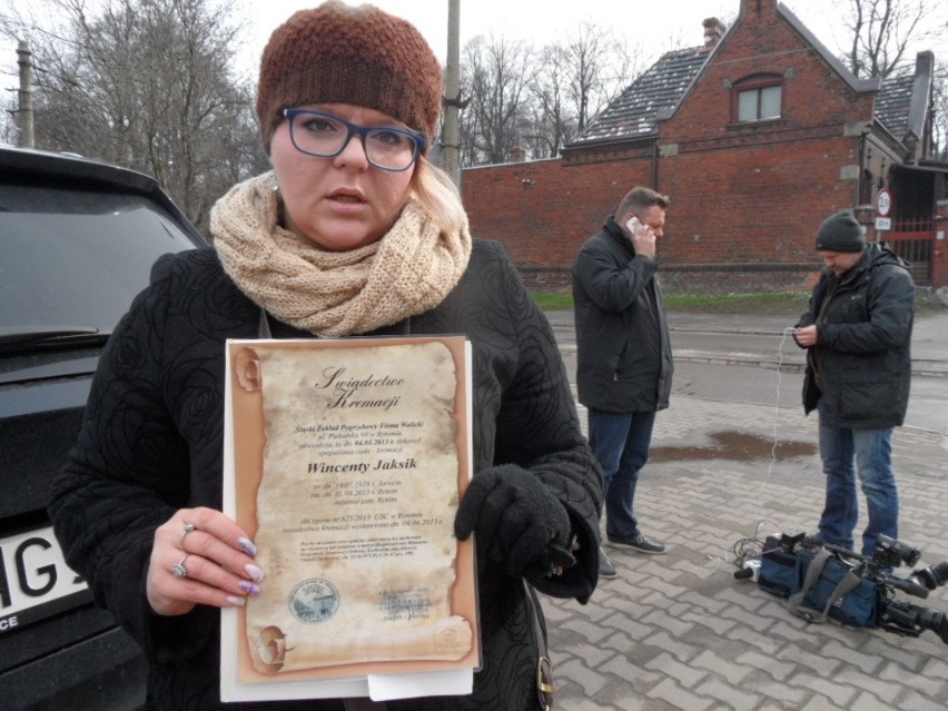 Katarzyna Jaksik-Lądwik przyjechała pod krematorium. Czy...