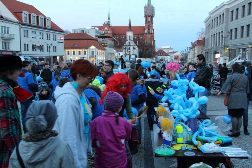 Zaświeć się na niebiesko dla autyzmu w Białymstoku (zdjęcia, wideo)