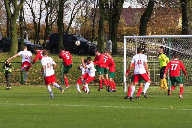 W sobotnim meczu 14. kolejki IV ligi, Legia Chełmża przegrała na własnym boisku z Unią/Drobex Solec Kujawski 0:2 (0:1). Gole dla gości strzelili Maksim Adamenko i Oliwer Moranowski.