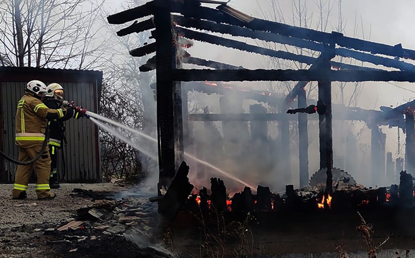 Osiem zastępów strażackich gasiło pożar suszarni owoców we wsi nieopodal Limanowej